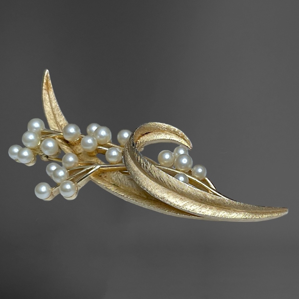🌺ON SALE! Vintage Crown Trifari Gold & Pearl Brooch
